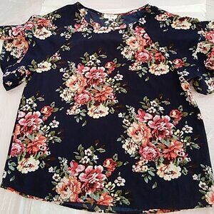 Women's shirt dressy casual  size, it says small but it fits like a 1x